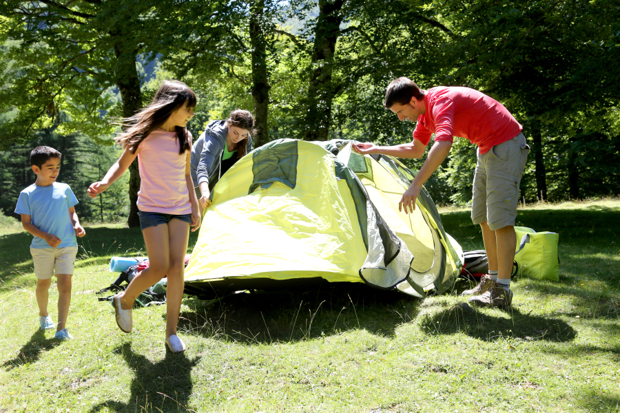 famille en camping en auvergne